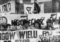 Kwiecień 1989, Gdańsk, Polska.
Manifestacja w związku z rocznicą zbrodni katyńskiej. Działacze Federacji Młodzieży Walczącej z transparentami, 1. z prawej Robert Licbarski, 2. z prawej Piotr Wysokiński.
Fot. NN, Archiwum Federacji Młodzieży Walczącej, zbiory Ośrodka KARTA