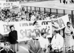 Kwiecień 1989, Gdańsk, Polska.
Manifestacja w związku z rocznicą zbrodni katyńskiej. Tłum z transparentami na ulicy.
Fot. NN, Archiwum Federacji Młodzieży Walczącej, zbiory Ośrodka KARTA