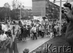 Kwiecień 1989, Gdańsk, Polska.
Manifestacja w związku z rocznicą zbrodni katyńskiej. Uczestnicy demonstracji z transparentami na ulicy.
Fot. NN, Archiwum Federacji Młodzieży Walczącej, zbiory Ośrodka KARTA