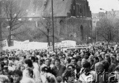Kwiecień 1989, Gdańsk, Polska.
Manifestacja w związku z rocznicą zbrodni katyńskiej. Tłum na ulicy, w tle kościół pw. św. Katarzyny.
Fot. NN, Archiwum Federacji Młodzieży Walczącej, zbiory Ośrodka KARTA