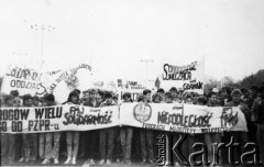 Kwiecień 1989, Gdańsk, Polska.
Manifestacja w związku z rocznicą zbrodni katyńskiej. Z przodu członkowie Federacji Młodzieży Walczącej z transparentami, 1. z lewej Krzysztof Knap, 4. z lewej Piotr Wysokiński, 5. z lewej Robert Licbarski, 1. z prawej Andrzej Duffek.
Fot. NN, Archiwum Federacji Młodzieży Walczącej, zbiory Ośrodka KARTA