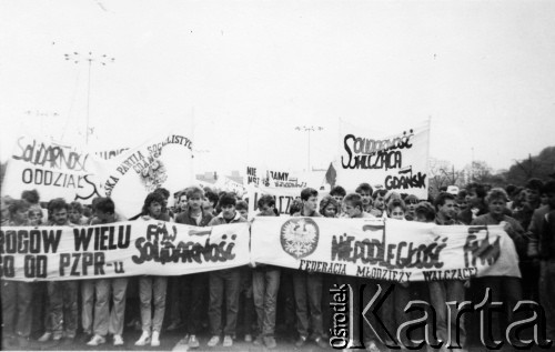 Kwiecień 1989, Gdańsk, Polska.
Manifestacja w związku z rocznicą zbrodni katyńskiej. Z przodu członkowie Federacji Młodzieży Walczącej z transparentami, 1. z lewej Krzysztof Knap, 4. z lewej Piotr Wysokiński, 5. z lewej Robert Licbarski, 1. z prawej Andrzej Duffek.
Fot. NN, Archiwum Federacji Młodzieży Walczącej, zbiory Ośrodka KARTA