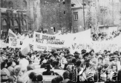 Kwiecień 1989, Gdańsk, Polska.
Manifestacja w związku z rocznicą zbrodni katyńskiej. Tłum na ulicy, widoczny m.in. transparent Federacji Młodzieży Walczącej.
Fot. NN, Archiwum Federacji Młodzieży Walczącej, zbiory Ośrodka KARTA
