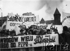 Kwiecień 1989, Gdańsk, Polska.
Manifestacja w związku z rocznicą zbrodni katyńskiej. Z przodu działacze FMW z transparentem, w środku Piotr Wysokiński, 1. z lewej Krzysztof Knap.
Fot. NN, Archiwum Federacji Młodzieży Walczącej, zbiory Ośrodka KARTA