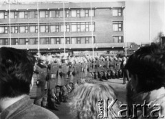 Kwiecień 1989, Gdańsk, Polska.
Manifestacja w związku z rocznicą zbrodni katyńskiej. Kordon funkcjonariuszy ZOMO na ulicy.
Fot. NN, Archiwum Federacji Młodzieży Walczącej, zbiory Ośrodka KARTA