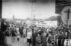 Kwiecień 1989, Gdańsk, Polska.
Manifestacja w związku z rocznicą zbrodni katyńskiej. Tłum z transparentami m.in. Federacji Młodzieży Walczącej.
Fot. NN, Archiwum Federacji Młodzieży Walczącej, zbiory Ośrodka KARTA
