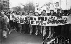 Kwiecień 1989, Gdańsk, Polska.
Manifestacja w związku z rocznicą zbrodni katyńskiej. Członkowie Federacji Młodzieży Walczącej z transparentem, m.in. Robert Licbarski (2. z prawej), Piotr Wysokiński (3. z prawej), Krzysztof Knap (6. z prawej).
Fot. NN, Archiwum Federacji Młodzieży Walczącej, zbiory Ośrodka KARTA
