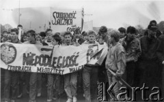 Kwiecień 1989, Gdańsk, Polska.
Manifestacja w związku z rocznicą zbrodni katyńskiej.  z przodu działacze Federacji Młodzieży Walczącej z transparentem, 1. z prawej Tadeusz Duffek.
Fot. NN, Archiwum Federacji Młodzieży Walczącej, zbiory Ośrodka KARTA
