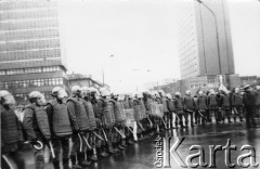 Kwiecień 1989, Gdańsk, Polska.
Manifestacja w związku z rocznicą zbrodni katyńskiej. Kordon funkcjonariuszy ZOMO na ulicy.
Fot. NN, Archiwum Federacji Młodzieży Walczącej, zbiory Ośrodka KARTA