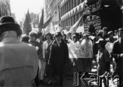 1.05.1989, Gdańsk, Polska.
Manifestacja z udziałem działaczy Federacji Młodzieży Walczącej, w środku stoi Krzysztof Knap, za nim w krawacie Piotr Wysokiński, obok Bogdan Falkiewicz.
Fot. NN, Archiwum Federacji Młodzieży Walczącej, zbiory Ośrodka KARTA