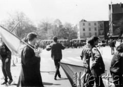 1.05.1989, Gdańsk, Polska.
Manifestacja z udziałem Federacji Młodzieży Walczącej, w głębi funkcjonariusze ZOMO.
Fot. NN, Archiwum Federacji Młodzieży Walczącej, zbiory Ośrodka KARTA