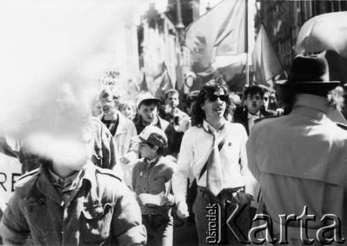 1.05.1989, Gdańsk, Polska.
Manifestacja z udziałem Federacji Młodzieży Walczącej, w białej koszuli Piotr Wysokiński.
Fot. NN, Archiwum Federacji Młodzieży Walczącej, zbiory Ośrodka KARTA