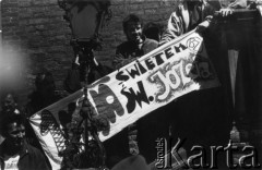 1.05.1989, Gdańsk, Polska.
Happening Federacji Młodzieży Walczącej. Członkowie FMW z transparentami na schodach Ratusza Głównego Miasta.
Fot. NN, Archiwum Federacji Młodzieży Walczącej, zbiory Ośrodka KARTA
