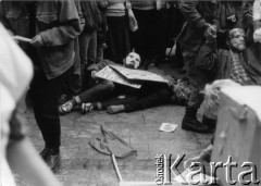 Maj 1989, Gdańsk, Polska.
Happening Federacji Młodzieży Walczącej przeciwko budowie elektrowni jądrowej w Żarnowcu.
Fot. NN, Archiwum Federacji Młodzieży Walczącej, zbiory Ośrodka KARTA