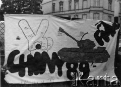 8.06.1989, Gdańsk, Polska.
Transparent Federacji Młodzieży Walczącej dotyczący masakry na Placu Niebiańskiego Spokoju w Pekinie w dniu 4 czerwca 1989 roku.
Fot. NN, Archiwum Federacji Młodzieży Walczącej, zbiory Ośrodka KARTA