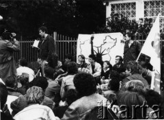 8.06.1989, Gdańsk, Polska.
Manifestacja przed konsulatem Chin w związku z masakrą na Placu Niebiańskiego Spokoju w Pekinie w dniu 4 czerwca 1989 roku.
Fot. NN, Archiwum Federacji Młodzieży Walczącej, zbiory Ośrodka KARTA