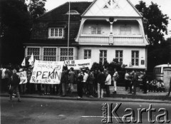 8.06.1989, Gdańsk, Polska.
Manifestacja przed konsulatem Chin w związku z masakrą na Placu Niebiańskiego Spokoju w Pekinie 4 czerwca 1989 roku.
Fot. NN, Archiwum Federacji Młodzieży Walczącej, zbiory Ośrodka KARTA