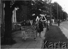 8.06.1989, Gdańsk, Polska.
Manifestacja w związku z masakrą na Placu Niebiańskiego Spokoju w Pekinie w dniu 4 czerwca 1989 roku.
Fot. NN, Archiwum Federacji Młodzieży Walczącej, zbiory Ośrodka KARTA