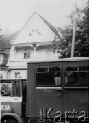8.06.1989, Gdańsk, Polska.
Manifestacja przed konsulatem Chin w związku z masakrą na Placu Niebiańskiego Spokoju w Pekinie w dniu 4 czerwca 1989 roku. Samochód milicji przed siedzibą konsulatu.
Fot. NN, Archiwum Federacji Młodzieży Walczącej, zbiory Ośrodka KARTA