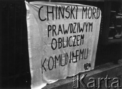 Po 4.06.1989, Gdańsk, Polska.
Transparent Konfederacji Polski Niepodległej dotyczący masakry na Placu Niebiańskiego Spokoju w Pekinie w dniu 4 czerwca 1989 roku.
Fot. NN, Archiwum Federacji Młodzieży Walczącej, zbiory Ośrodka KARTA