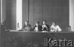 2.12.1989, Gdańsk, Polska.
Spotkanie działaczy Federacji Młodzieży Walczącej z podsekretarz stanu w Ministerstwie Edukacji Narodowej Anną Radziwiłł. Za stołem od lewej: Robert Licbarski 