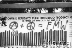 1988-1989, Gdańsk, Polska.
Akcje Grup Wykonawczych Federacji Młodzieży Walczącej Region Gdańsk. Napis zawierający symbole anarchizmu i pacyfizmu.
Fot. NN, Archiwum Federacji Młodzieży Walczącej, zbiory Ośrodka KARTA