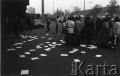 1988-1989, Gdańsk, Polska.
Akcje Grup Wykonawczych Federacji Młodzieży Walczącej Region Gdańsk. Ulotki rozrzucone na ulicy.
Fot. NN, Archiwum Federacji Młodzieży Walczącej, zbiory Ośrodka KARTA