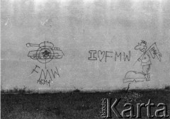 1988-1989, Gdańsk, Polska.
Akcje Grup Wykonawczych Federacji Młodzieży Walczącej Region Gdańsk. Rysunki i napisy na ścianie budynku.
Fot. NN, Archiwum Federacji Młodzieży Walczącej, zbiory Ośrodka KARTA