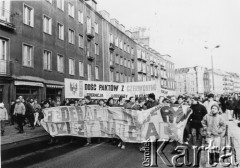 28.01.1990, Gdańsk, Polska.
Przemarsz pod budynek Komitetu Wojewódzkiego Polskiej Zjednoczonej Partii Robotniczej, widoczne transparenty Federacji Młodzieży Walczącej.
Fot. NN, Archiwum Federacji Młodzieży Walczącej, zbiory Ośrodka KARTA

