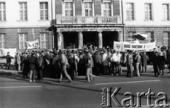 4.02.1990, Gdańsk, Polska.
Przemarsz pod budynek KW PZPR, widoczne transparenty Federacji Młodzieży Walczącej.
Fot. NN, Archiwum Federacji Młodzieży Walczącej, zbiory Ośrodka KARTA

