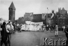 28.01.1990 lub 4.02.1990, Gdańsk, Polska.
Przemarsz pod budynek KW PZPR, widoczne transparenty Federacji Młodzieży Walczącej.
Fot. NN, Archiwum Federacji Młodzieży Walczącej, zbiory Ośrodka KARTA

