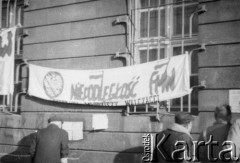 28.01.1990-4.02.1990, Gdańsk, Polska.
Okupacja siedziby Komitetu Wojewódzkiego Polskiej Zjednoczonej Partii Robotniczej w Gdańsku. Transparent Federacji Młodzieży Walczącej na budynku KW PZPR.
Fot. NN, Archiwum Federacji Młodzieży Walczącej, zbiory Ośrodka KARTA

