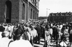 3.05.1990, Gdańsk, Polska.
Manifestacja gdyńskiej Federacji Młodzieży Walczącej pod kościołem św. Brygidy.
Fot. NN, Archiwum Federacji Młodzieży Walczącej, zbiory Ośrodka KARTA