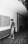 Maj 1990, Gdańsk, Polska.
Strajk Niezależnego Zrzeszenia Studentów Politechniki Gdańskiej i Akademii Wychowania Fizycznego w Gdańsku. Przy tablicy Robert Kwiatek.
Fot. NN, Archiwum Federacji Młodzieży Walczącej, zbiory Ośrodka KARTA
