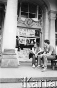 Maj 1990, Gdańsk, Polska.
Strajk Niezależnego Zrzeszenia Studentów Politechniki Gdańskiej i Akademii Wychowania Fizycznego w Gdańsku. Studenci politechniki przed wejściem do Gmachu Głównego uczelni, w głębi widoczne plakaty strajkowe.
Fot. NN, Archiwum Federacji Młodzieży Walczącej, zbiory Ośrodka KARTA
