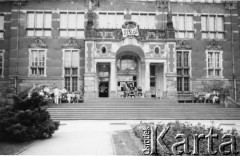 Maj 1990, Gdańsk, Polska.
Strajk Niezależnego Zrzeszenia Studentów Politechniki Gdańskiej i Akademii Wychowania Fizycznego w Gdańsku. Na zdjęciu Gmach Główny politechniki.
Fot. NN, Archiwum Federacji Młodzieży Walczącej, zbiory Ośrodka KARTA