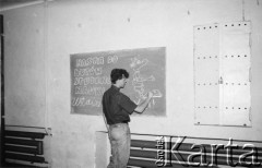 Maj 1990, Gdańsk, Polska.
Strajk studentów Politechniki Gdańskiej, przy tablicy Robert Kwiatek.
Fot. NN, Archiwum Federacji Młodzieży Walczącej, zbiory Ośrodka KARTA.