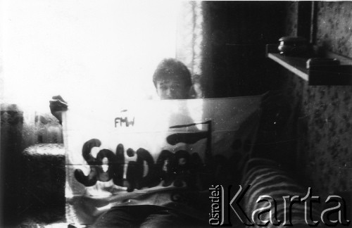 1984-1989, Gdańsk, Polska.
Działacz Federacji Młodzieży Walczącej Region Gdańsk z transparentem.
Fot. NN, Archiwum Federacji Młodzieży Walczącej, zbiory Ośrodka KARTA