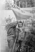 2-10.05.1988, Gdańsk, Polska.
Andrzej Duffek (z lewej) przy bramie Stoczni Gdańskiej im. Lenina podczas strajku.
Fot. NN, Archiwum Federacji Młodzieży Walczącej, zbiory Ośrodka KARTA