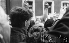 14.08.1988, Gdańsk, Polska.
Manifestacja przed budynkiem parafialnym kościoła św. Brygidy, na pierwszym planie tyłem stoi Robert Kwiatek.
Fot. NN, Archiwum Federacji Młodzieży Walczącej, zbiory Ośrodka KARTA