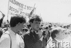 Czerwiec 1988, Gdańsk-Zaspa, Polska.
Rocznica wizyta papieża Jana Pawła II w Gdańsku. Działacze Federacji Młodzieży Walczącej Robert Kwiatek i Piotr Abramczyk.
Fot. NN, Archiwum Federacji Młodzieży Walczącej, zbiory Ośrodka KARTA