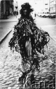 Koniec lat 80., Gdańsk, Polska.
Jarosław Rybicki w przebraniu na ulicy.
Fot. NN, Archiwum Federacji Młodzieży Walczącej, zbiory Ośrodka KARTA