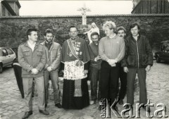 Brak daty, Gdańsk, Polska.
Przy kościele św. Brygidy, 3. z lewej ksiądz Henryk Jankowski, 3. z prawej Tadeusz Duffek.
Fot. NN, Archiwum Federacji Młodzieży Walczącej, zbiory Ośrodka KARTA