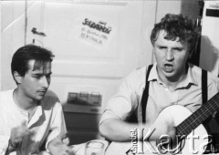Lata 80., Gdańsk, Polska.
Jarosław Rybicki (z lewej) i Jacek Kurski, działacze Federacji Młodzieży Walczącej Region Gdańsk.
Fot. NN, Archiwum Federacji Młodzieży Walczącej, zbiory Ośrodka KARTA