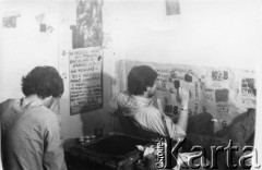 Maj 1988, Gdańsk - Chełm, Polska.
Dariusz Krawczyk i Zbigniew Mańczyk w drukarni Federacji Młodzieży Walczącej.
Fot. NN, Archiwum Federacji Młodzieży Walczącej, zbiory Ośrodka KARTA