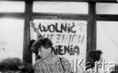 Maj 1988, Gdańsk, Polska.
Strajk studentów Uniwersytetu Gdańskiego solidaryzujących się ze strajkiem w Stoczni Gdańskiej im. Lenina. Na zdjęciu Robert Kwiatek i Olgierd Buchocki wieszający plakat Federacji Młodzieży Walczącej na Uniwersytecie Gdańskim.
Fot. NN, Archiwum Federacji Młodzieży Walczącej, zbiory Ośrodka KARTA