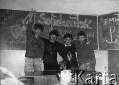 1984-1990, Polska.
Działacze Federacji Młodzieży Walczącej w klasie szkolnej.
Fot. NN, Archiwum Federacji Młodzieży Walczącej, zbiory Ośrodka KARTA