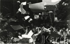 Lata 80., Gdańsk, Polska.
Kolportaż bibuły podczas manifestacji przy kościele pw. św. Brygidy.
Fot. NN, Archiwum Federacji Młodzieży Walczącej, zbiory Ośrodka KARTA
