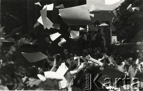 Lata 80., Gdańsk, Polska.
Kolportaż bibuły podczas manifestacji przy kościele pw. św. Brygidy.
Fot. NN, Archiwum Federacji Młodzieży Walczącej, zbiory Ośrodka KARTA
