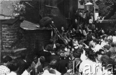 Lata 80., Gdańsk, Polska.
Tłum zgromadzony przy kościele pw. św. Brygidy.
Fot. NN, Archiwum Federacji Młodzieży Walczącej, zbiory Ośrodka KARTA.